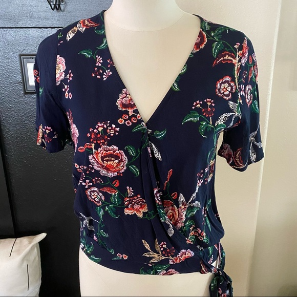 Socialite Blue Floral Front Tie Top. Size Small. Like New - Picture 2 of 8